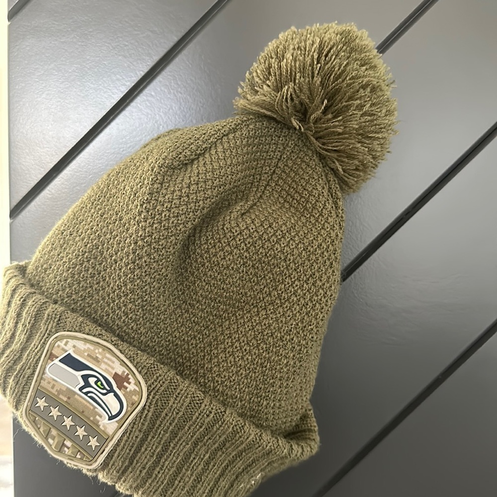 Seahawks veterans pom-pom Sherpa-lined hat